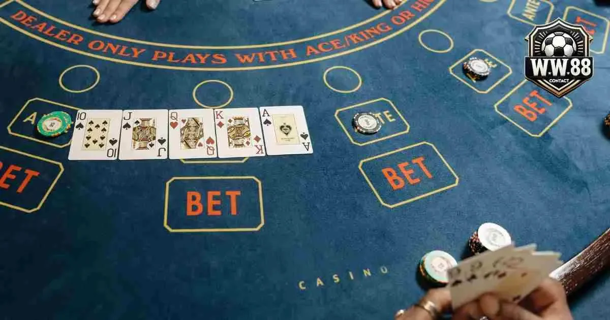 Giải mã cách chơi bài xì tố thắng lớn của các chuyên gia 3 Các biến thể phổ biến của bài xì tố